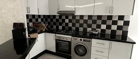 Een koelkast, een oven, een broodrooster