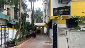 Una entrada cerrada con portón a un edificio, con un letrero que dice 'Bindra Elite'.