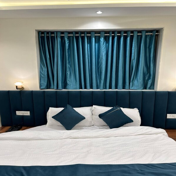 Superior Room | Desk, laptop workspace, soundproofing, free WiFi - Bindra Elite (Mumbai)