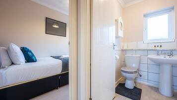 2 bedrooms, iron/ironing board, free WiFi