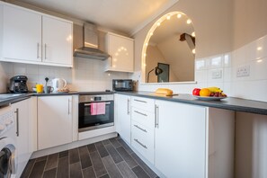 Micro-ondes, four, plaque de cuisson, bouilloire électrique