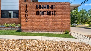 Un bâtiment en briques sur lequel on peut lire l’inscription : « Urban at Montrose ».