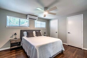 1 bedroom, free WiFi, bed sheets - Stylish 1BR in Montrose • Free Parking • Fast Wi-Fi • Walkable Location! (Houston)