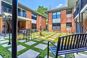 Outdoor dining - Stylish 1BR in Montrose • Free Parking • Fast Wi-Fi • Walkable Location! (Houston)