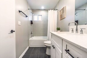 Hair dryer, towels, soap, shampoo - Stylish 1BR in Montrose • Free Parking • Fast Wi-Fi • Walkable Location! (Houston)