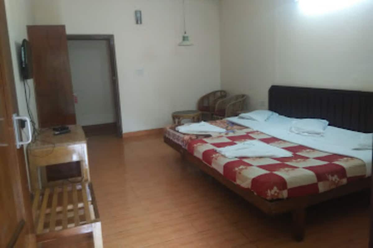 Desk, soundproofing, free WiFi, bed sheets