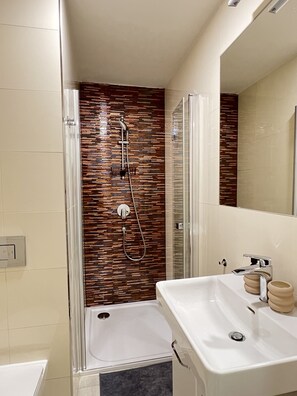 Haartrockner, Handtücher, Seife, Shampoo