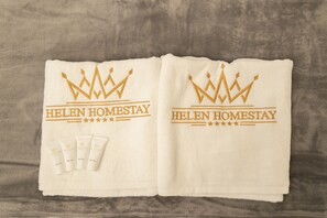 Haartrockner, Handtücher, Seife, Shampoo