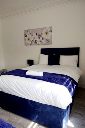 4 habitaciones, tabla de planchar con plancha, wifi y ropa de cama