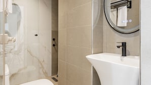 Apartment | Bilik Mandi | Pancuran mandi, kelengkapan dandanan diri percuma, pengering rambut 