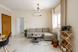 Apartment | Living area | 42-inch Smart TV with digital channels - Chic Apart Spacieuse & Lumineuse (Tangier)