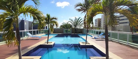 Una piscina al aire libre