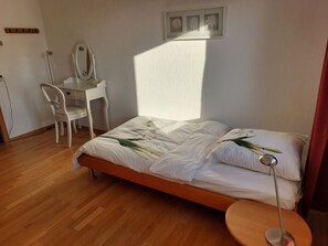 4 chambres, fer et planche à repasser, Wi-Fi gratuit, draps fournis