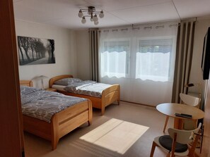 4 bedrooms, iron/ironing board, free WiFi, bed sheets - Ferienwohnung Haus-elsa-bochum, 2-4 Pers +5.pers im EZ , gr. Terrasse (Bochum)