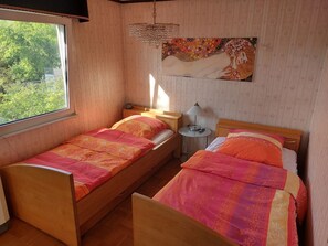 4 slaapkamers, een strijkplank/strijkijzer, gratis wifi, beddengoed