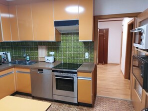 Een koelkast, een microgolfoven, een oven, een kookplaat