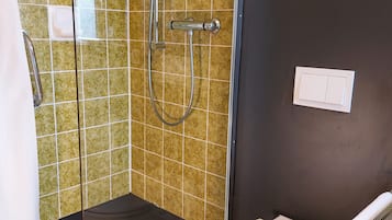 Haartrockner, Handtücher, Seife, Toilettenpapier