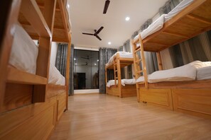Shared Dormitory, Mixed Dorm | Premium bedding, memory foam beds, free WiFi, bed sheets - The Solace Bir (Jogindarnagar)
