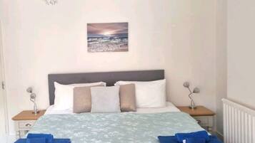 3 bedrooms, iron/ironing board, WiFi, bed sheets
