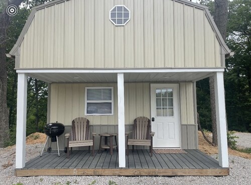 Tan cabin close to University of Central Missouri and Whiteman AF Base 