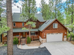 Exterior - SPACIOUS LODGE in Fox Farm, 13 people, with fun game room & a private hot tub (Big Bear Lake)