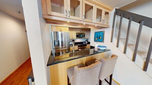 ثلاجة، ميكروويف، فرن، موقد طهي مسطح