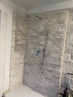 Hair dryer, towels, soap, toilet paper - La terrazza a Napoli 
 (Napoli)