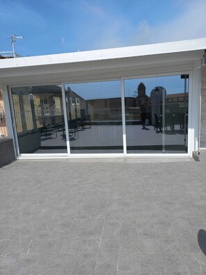 Exterior detail - La terrazza a Napoli 
 (Napoli)