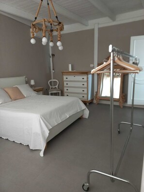 1 bedroom, WiFi, bed sheets - La terrazza a Napoli 
 (Napoli)