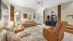 TV, DVD player, books - Beach Haven-Spacious 3BR-3BA Pet Friendly (Gulf Shores)