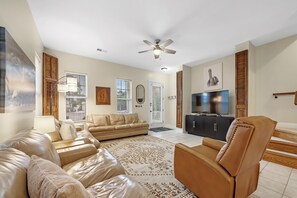 TV, DVD player, books - Beach Haven-Spacious 3BR3BA Pet Friendly (Gulf Shores)