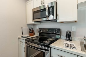 Refrigerador, microondas, horno y parrilla de estufa 