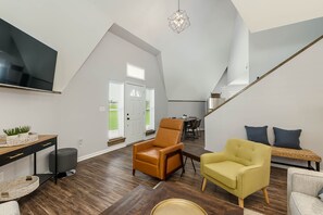 Smart TV - Dynasty Dome 903 - Book for Football Season! (Tuscaloosa)