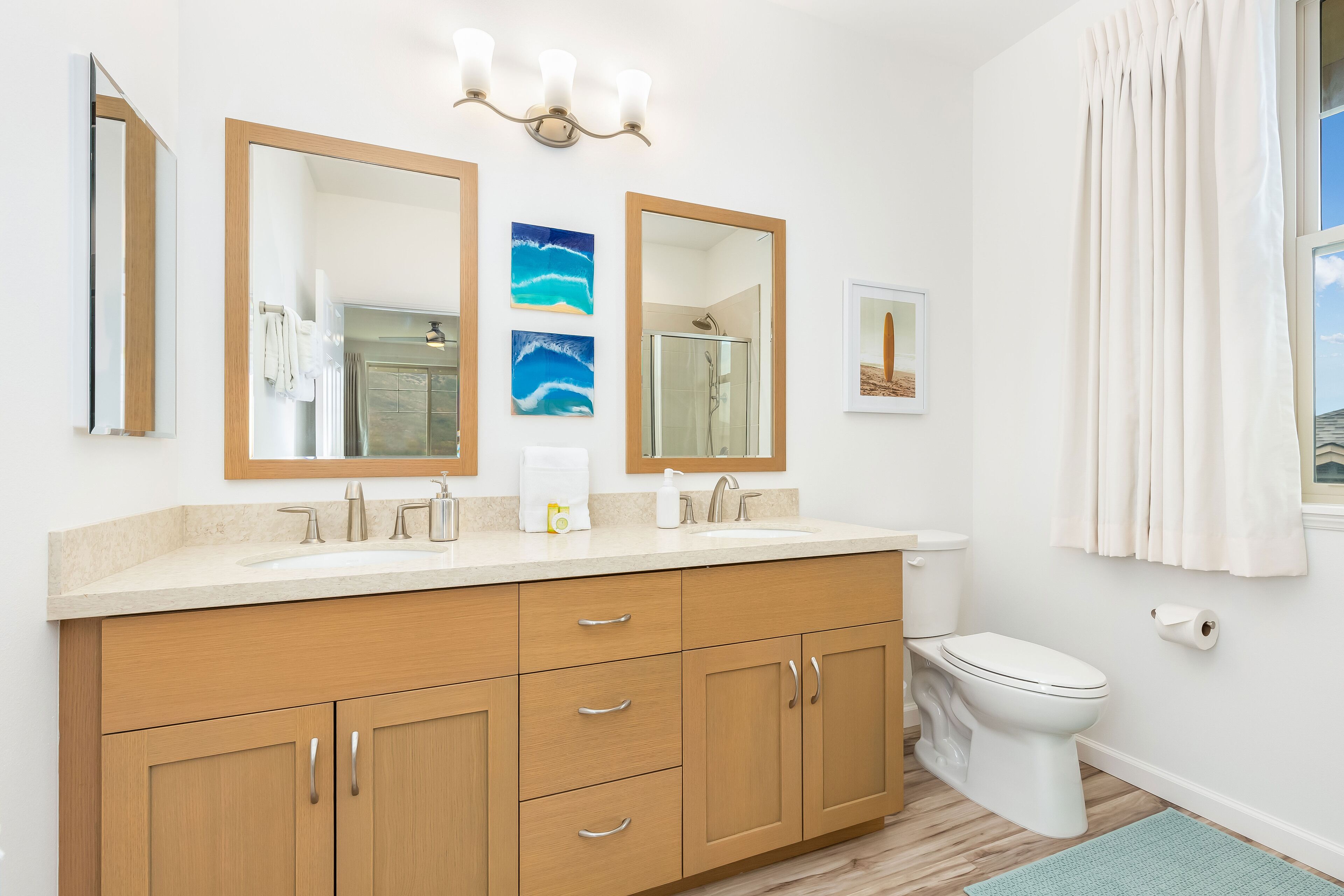 Une salle de bain moderne avec un grand miroir, une douche et des toilettes.