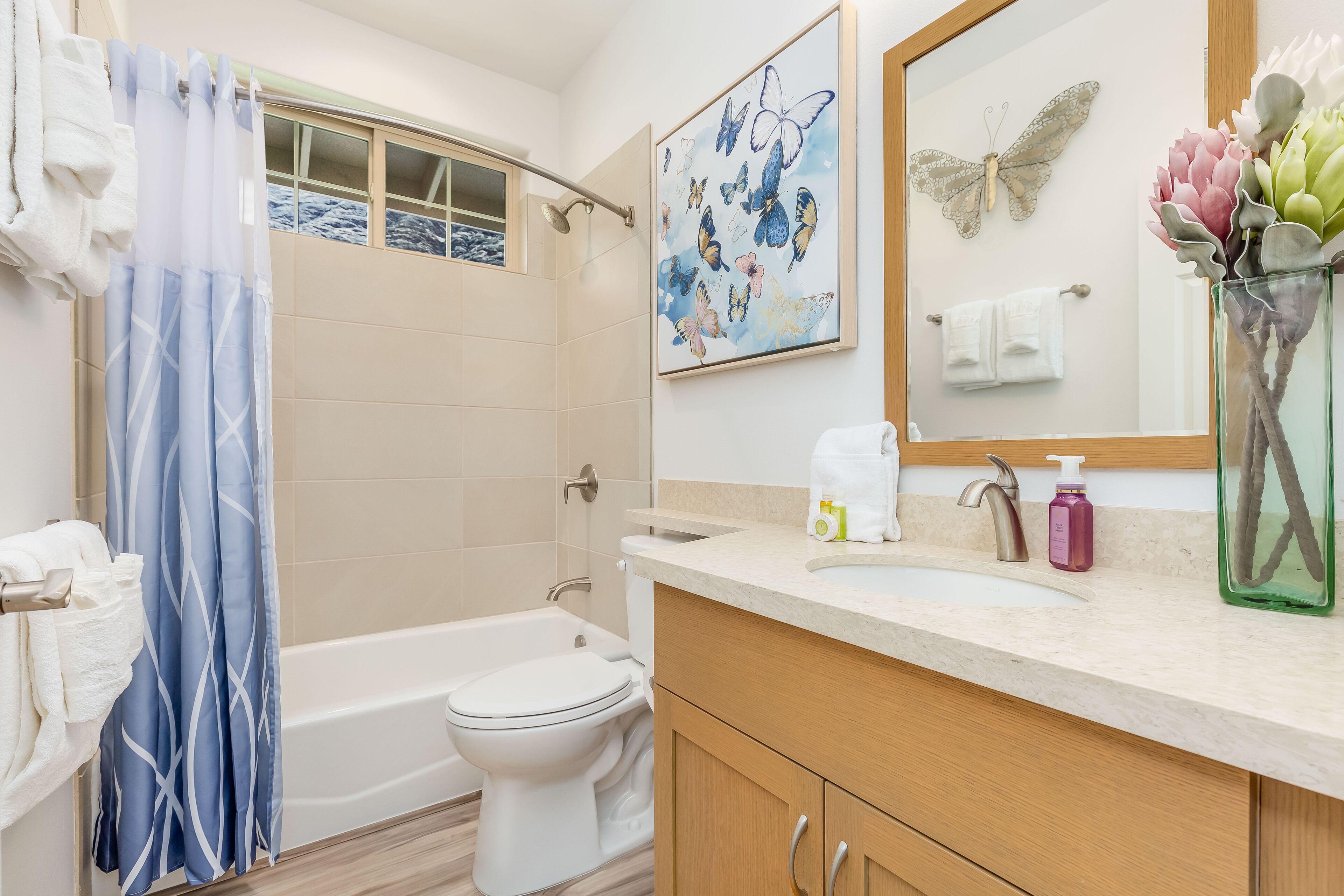 Ein Badezimmer mit Badewanne, Toilette und Waschbecken.