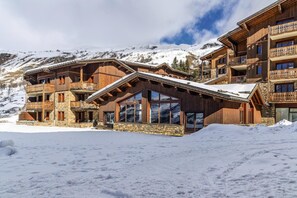 Exterior - Ski-in/ski-out & foot of the slopes, view mountain, fitness, swimming pool, sauna, hammam, balcony (Les Menuires)