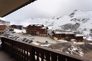 Property grounds - Ski-in/ski-out & foot of the slopes, view mountain, fitness, swimming pool, sauna, hammam, balcony (Les Menuires)