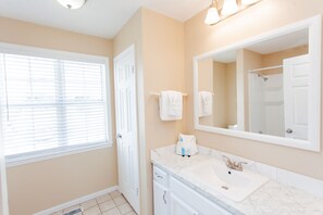 Badkar/dusch, handdukar och toalettpapper