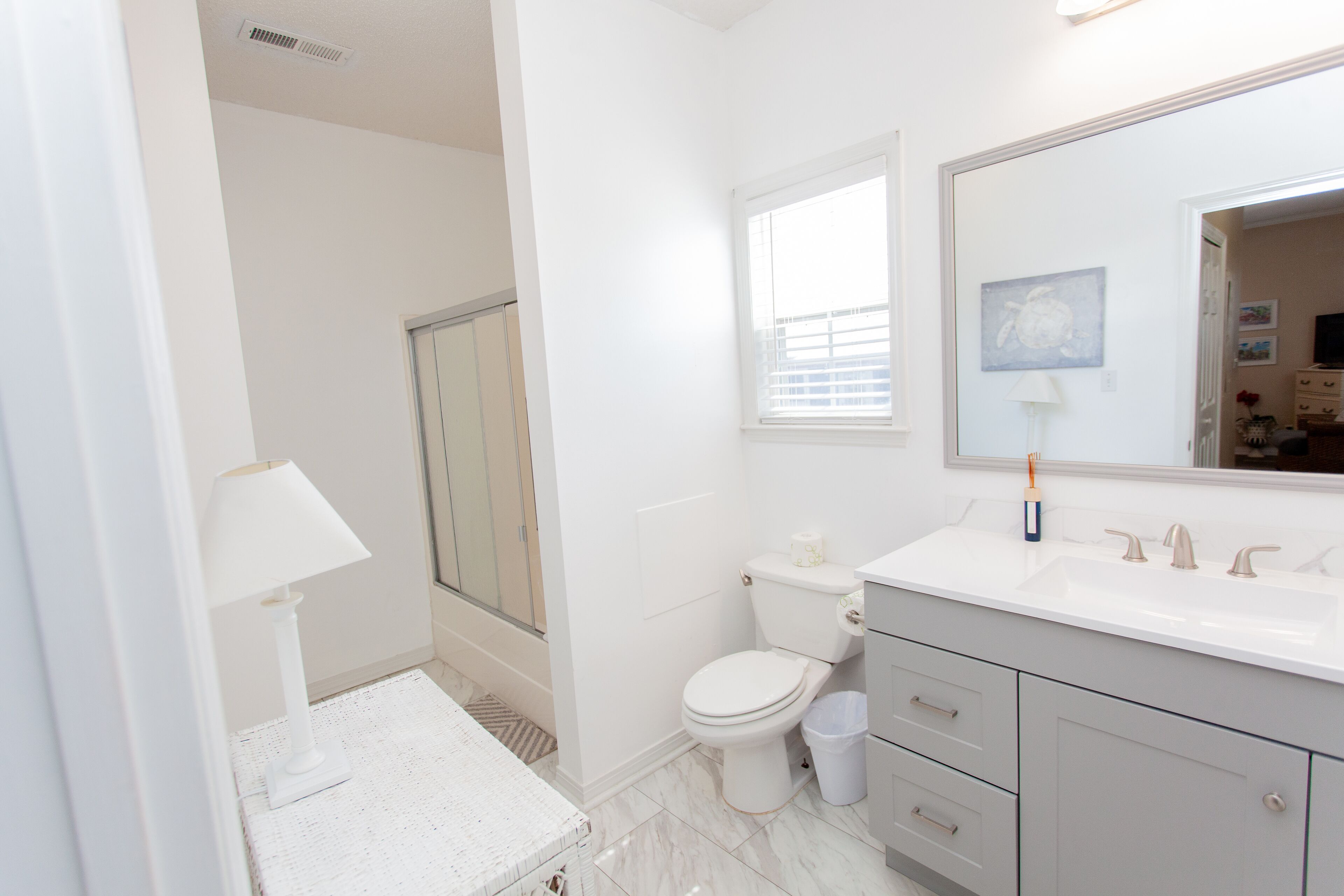 Une salle de bain avec des toilettes, un lavabo et un miroir.
