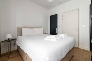 Basic Apartment, 1 Double Bed | 1 bedroom, laptop workspace, iron/ironing board, bed sheets - Modern Canning Town Studio (London)