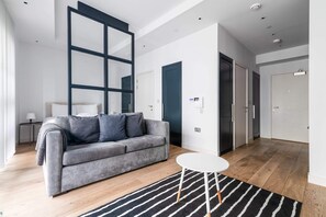 Basic Apartment, 1 Double Bed | Living area - Modern Canning Town Studio (London)
