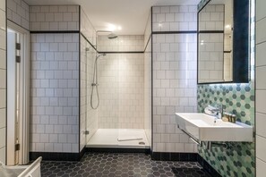 Basic Apartment, 1 Double Bed | Bathroom | Shower, hair dryer, towels, soap - Modern Canning Town Studio (London)