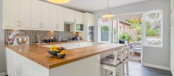 Pear Tree House - Stylish Home in Nottingham.
