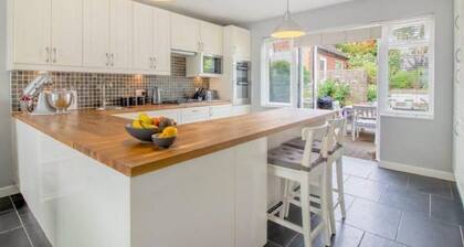Pear Tree House - Stylish Home in Nottingham.