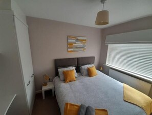 5 bedrooms, desk, iron/ironing board, travel cot - Pear Tree House - Stylish Home in Nottingham. (Beeston)