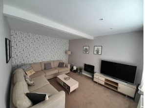 TV connectée, jeux vidéo, lecteur de DVD, livres