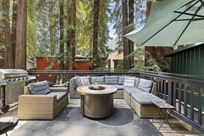 Terrace/patio - Camp Ciyole - Charming, Chic, Dog-Friendly! Walk to River, Hot Tub, Game Room (Guerneville)