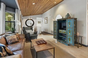 Smart TV, DVD player, stereo - Camp Ciyole - Charming, Chic, Dog-Friendly! Walk to River, Hot Tub, Game Room (Guerneville)