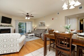 Televisión y chimenea 