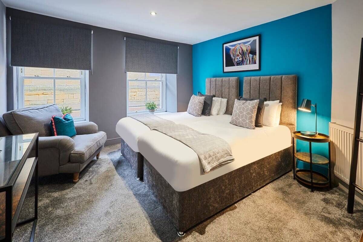 2 makuuhuonetta, työpöytä, silitysrauta/-lauta, vauvan matkasänky